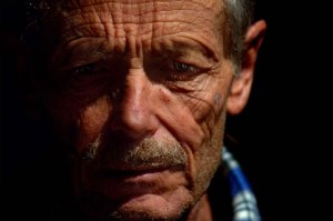 Bologna - 16/12/2009 - Erri De Luca durante la prova dello spettacolo "Fili" al teatro delle Celebrazioni (Roberto Serra / Iguana Press)